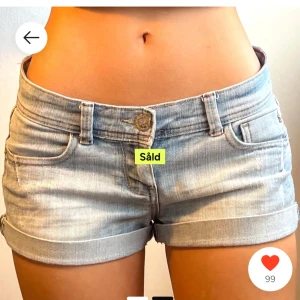 Ljusblå jeansshorts  - Snygga ljusblå jeansshorts med upprullade benslut och klassisk design. Shortsen har låg midja med midjemåttet 39 cm, återväljer då de tyvärr inte passar mig.❤️