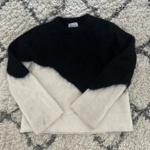 Mohair tröja från Other Stories - Säljer min Mohair tröja från Other stories då jag inte använder den längre! Storlek XS men passar S också! Återpublicerad bild från förra ägaren❤️
