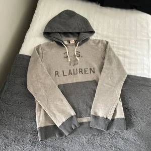 Ralph Lauren Hoodie - Säljer denna snygga och stilrena Ralph Lauren hoodie. Hoodien är i storlek medium och är i mycket fint skick! 
