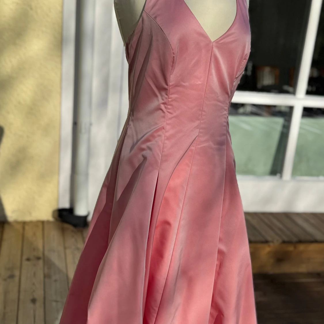 Aftonklänning med v-ringning - 2