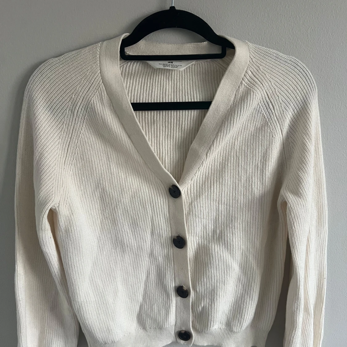 Vit ribbad kofta med knappar