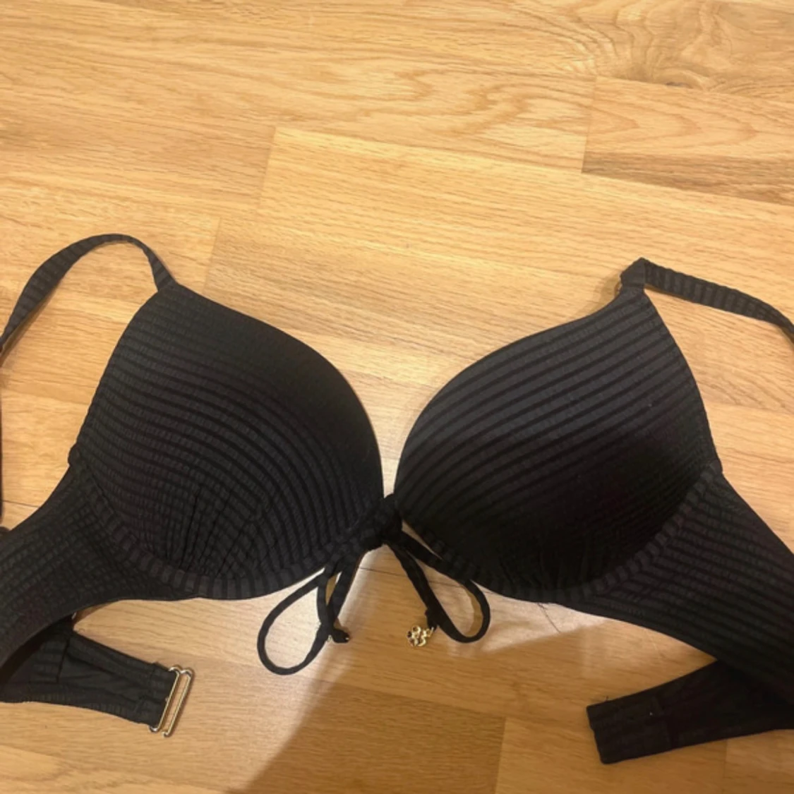 Svart ribbad bikiniöverdel från H&M