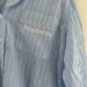 Juicy couture pyjamas - Supersöt ljusblå/vit randig pyjamas från juicy couture. 💙 Använd ett fåtal gånger och kommer ej till användning av mig (pris kan diskuteras)💙