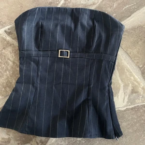 topp från bershka - superfin slutsåld bandeautopp från bershka. Helt ny med prislapp på, storlek Xs