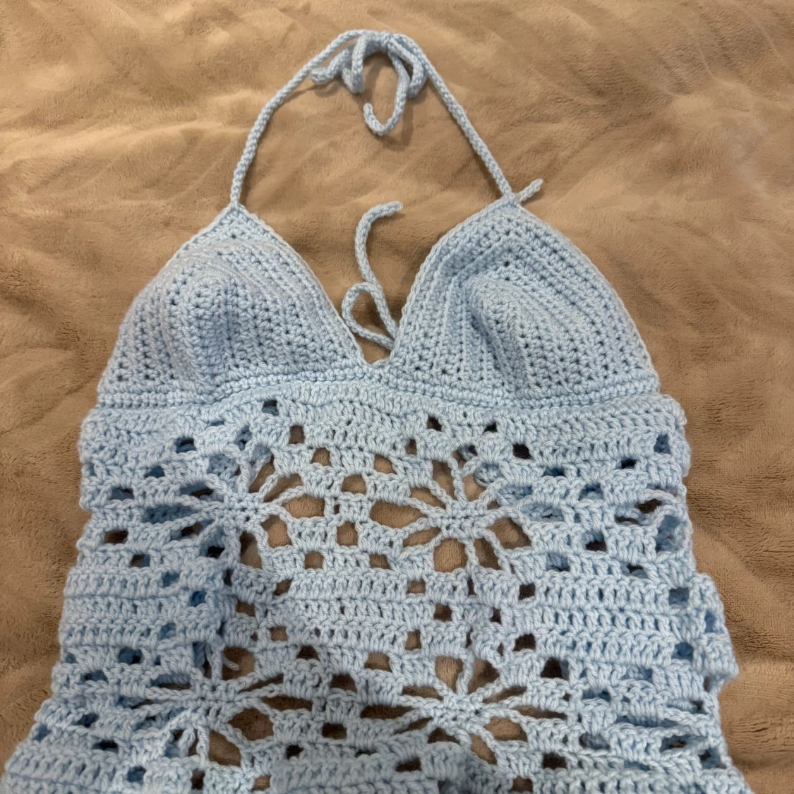 Ljusblå egenvirkad halterneck-topp - 1