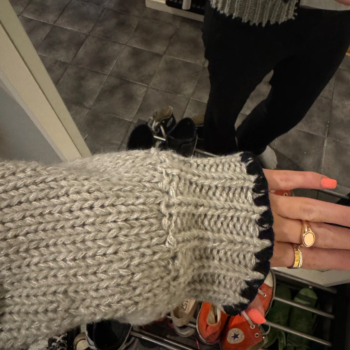 Grå stickad kofta med svarta detaljer - 2