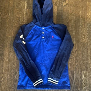 Polo Ralph Lauren hoodie - Säljer en lite använd tunn hoodie från Polo Ralph Lauren i barnstorlek L (Dock är jag 155 cm och har vuxit ur den).