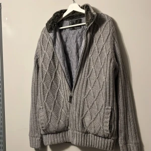 Fodrad fullzip med päls - Tvärsnygg. Perfekt till våren. Inga tecken på användning