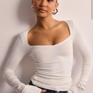 Shape topp - Fin långärmad topp ifrån Nelly, perfekt till sommaren❤️har inte använt så har inga tecken på and vändning 