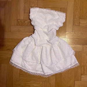 Kort vit klänning / studentklänning / skolavslutnings klänning / sommar klänning  - Kort vit klänning utan band eller ärmar, tub klänning ☺️Kan inte visa på då den inte passar, dragkedja på sidan som syns på sista bilden 💕Fin volang nedtill🤗 Skriv för mått eller andra frågor