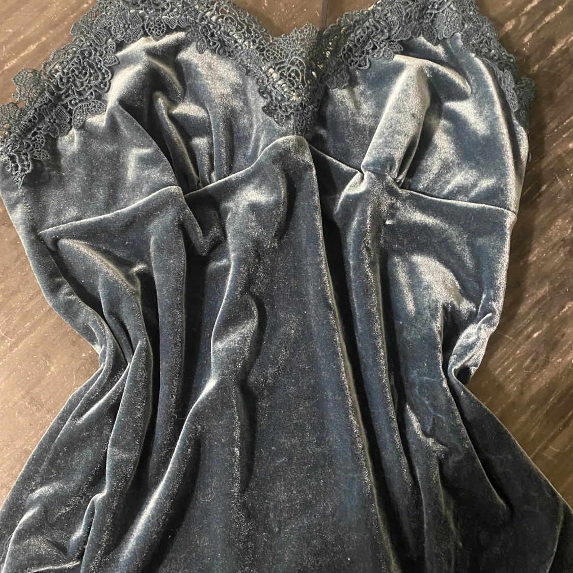 Blå nattlinne med spetsdetaljer