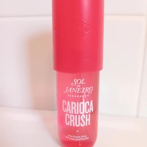 Sol de Janeiro Carioca Crush Parfym Mist - Sol de Janeiro Carioca Crush, limited edition. Doftar sött, godisaktigt och fruktigt. Mängd kvar se bild. 