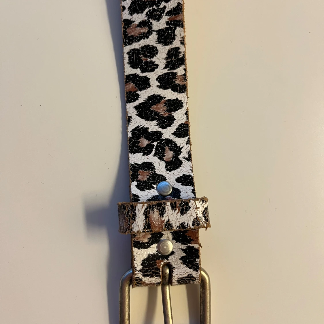 Leopardmönstrat bälte i skinn - 1