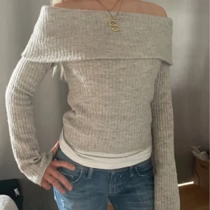 Offshoulder stickad tröja - Superfin beige stickad tröja med ribbad struktur och offshoulder-modell💘