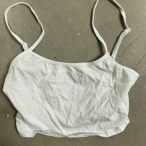 Vit croppad linnetopp från SHEIN - Säljer en enkel och stilren vit croppad linnetopp från SHEIN. Toppen har tunna axelband och är perfekt för varma dagar. Tillverkad i mjuk bomull för en bekväm känsla.