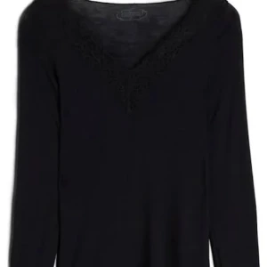 Svart långärmad topp med spets - Säljer en svart långärmad topp med v-ringning och fina spetsdetaljer längs halsringningen. Perfekt att styla med jeans eller kjol för en snygg look. Enkel men ändå elegant design. Inga defekter vad jag vet men skriv för mer info! 