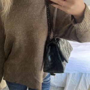 Brun stickad tröja - Mysig brun stickad tröja med rund halsringning och långa ärmar. Perfekt till kallare sommar/vår kvällar då den är lite overasized! I bra skick. Tröjan saknar lapp så vet ej storleken men den är som en S/M