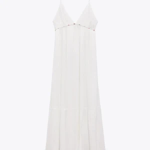 Sommarklänning  - Superfin lång sommarklänning i linneliknande material från Zara, som inte finns att köpa längre! Köpt förra sommaren,  och säljer då den aldrig kommit till användning. Nypris 499