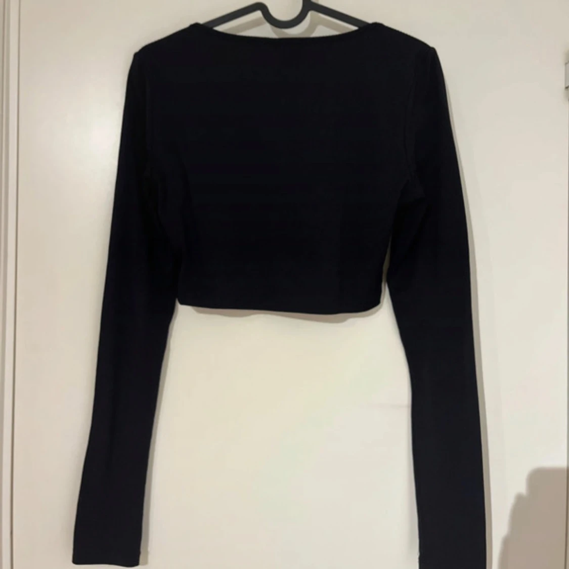 Svart croppad långärmad topp från SHEIN - 2
