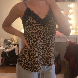 Leopardmönstrat linne med spets från Amisu - går att justera axelbanden. använd fåtal gånger.