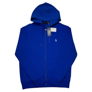 Raulph Lauren Zip Hoodie - Helt ny zip tröja ifrån Raulph Lauren, storlek Medium. Tröjan är aldrig använd och nypriset ligger på 2295 kr. 