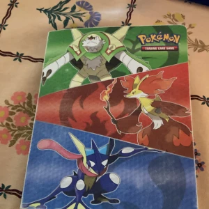 Pokémon perm med kort - Pokémon perm med kort. Finns två till sidor med kort priset. kan diskuteras och man får se de andra korten om man är sugen på att köpa 