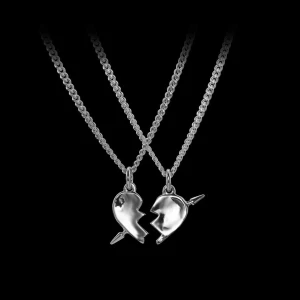Maria Nilsdotter halsband you and me - Säljer ett silverfärgat halsband med ett delat hjärta som hänge från maria Nilsdotter. Längd 40 och den övre delen. Nypris är 3600 för båda. Kan tänka mig byta mot wonky letter bokstav E och längd 40💗💗