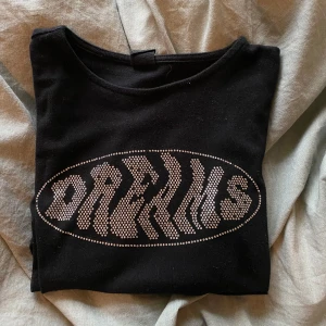 Svart longsleeve med rhinestones & öppen rygg - Snyggt  ”tryck” samt smickrande passform, öppen i ryggen med knytning!