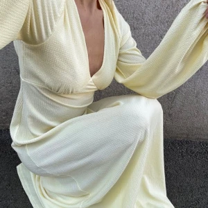 Ljusgul långklänning  - Så fin slutsåld långklänning från nakd! Ny med prislapp kvar. Nypris 600 jag säljer för 520 