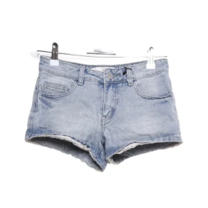 Lågmidjade shorts - Säljer dessa så gulliga lågmidjade ljusblå shortsen💗 De har en smal spets kant längst ner (som man kan vika bort om man vill de!) 