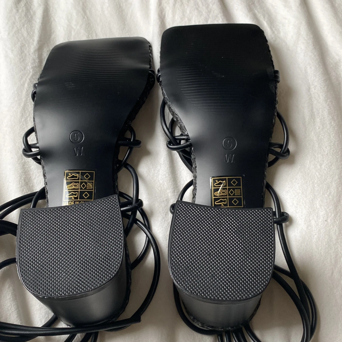 Svarta sandaler med klack - 4