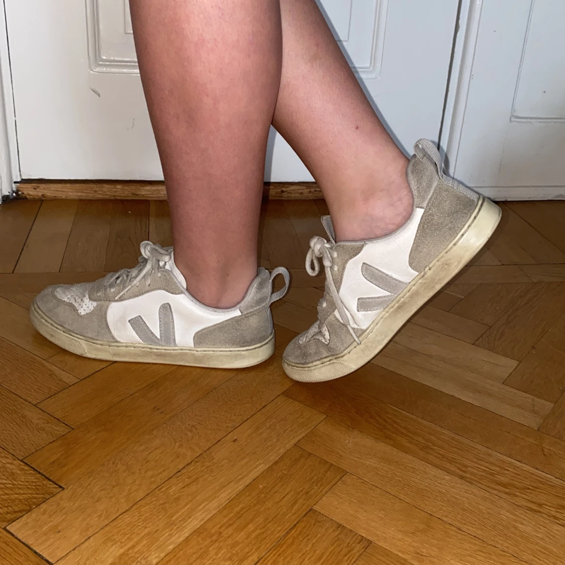 Beige och vita sneakers från Veja