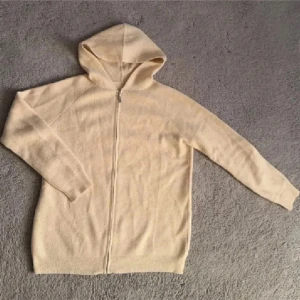 Merino ull hoodie - Säljer nu denna sköna merino ull hoodien som är 100% merinoull || storlek:M(kan nog även passa L)  Sen finns också storlek S(två olika storlekar) || limiterade antal inne || köp ej direkt,hör av er innan köpet.