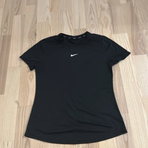 Svart t-shirt från Nike - Säljer denna fina träningströja från Nike, säljer då den är för liten💕