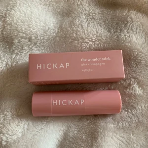 Hickap Highlighter stick - Hickap Highlighter stick i pink champagne. Säljer för 170kr köptes för 229kr. Använd va 3 gånger då jag trodde det va en blush😭. 