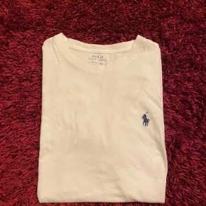 Vit t-shirt från Ralph Lauren - Säljer en klassisk vit t-shirt från Ralph Lauren.            T-shirten är kortärmad och tillverkad i mjuk bomull. Perfekt för en stilren och avslappnad look. Priset är inte hugget i sten.