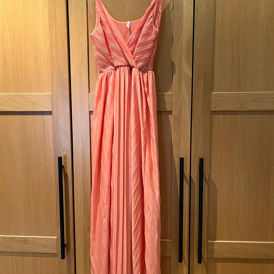 Lång korallklänning med plisserad överdel🧡🩷