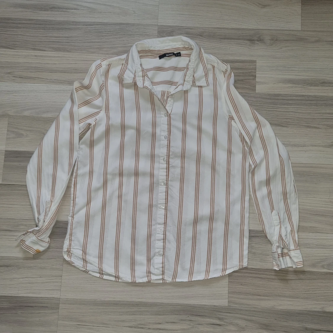 Vit och beige randig skjorta från Bik Bok