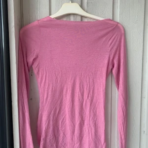 Rosa långärmad topp från Intimissimi - Säljer en tunn och mjuk rosa långärmad topp från intimissimi. Toppen är i nyskick då den har kommit till användning några få gånger. Säljer för att den inte kommer till användning 💖