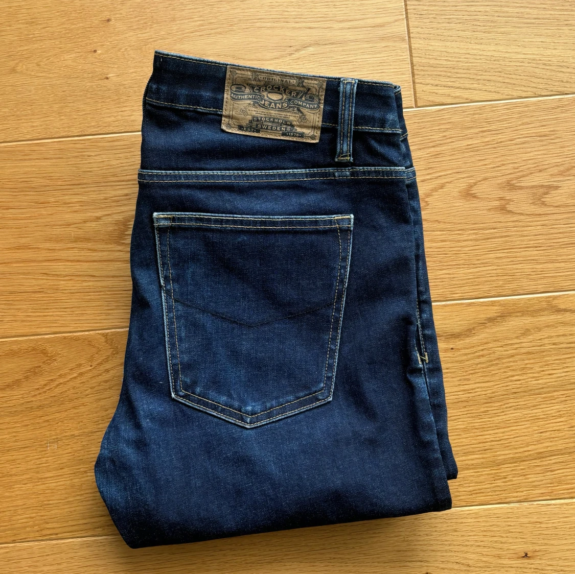 Mörkblå jeansbyxor från Crocker