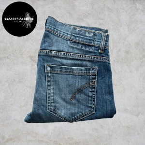 Dondup George jeans - Säljer Dondup George jeans i storlek 32 (passar som W31/30 i midjan, då Dondup ofta är mindre i storlek). Välsittande modell med snygg tvätt. Har tre mindre fläckar vid innerbenet inte jätte märkbart, skriv för bild.                                              ~                                                                                     Nypris 2000+ kr | vårat pris 555 kr. | följare får rabatt 499kr. Hör av dig om du vill ha mått eller har andra frågor. 