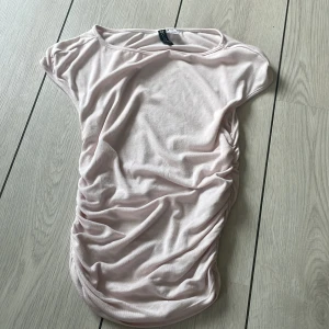 Ljusrosa topp - Topp från Hm, är mer rosa än vad den ser ut på bilden🩷
