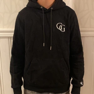 Svart hoodie från Garde Grisch - Svart hoodie från Garde Grisch med vit GG-logga på bröstet. Köptes ny för 400kr o vill sälja den nu för för liten för mig!🤗