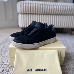Axel Arigato skor - Hej! Nu säljer jag mina fina Axel Arigato 360 layceless till bra pris. De är i generellt sätt i bra skick förutom att hälen på båda skorna har gått upp. Detta har lagats för tillfället. De är köpta på NK i Stockholm. Strl 39. Nypris på dessa ligger på 2600kr. Jag säljer de för endast 700kr! Hör av er vid frågor!👍