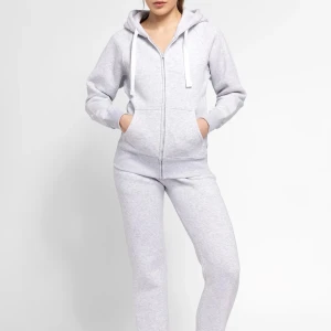 Ljusgrå hoodie och byxor från russemerch  - Snygg ljusgrå hoodie med hel dragkedja och huva med vita snören. Tröjan har två fickor framtill och är tillverkad i mjukt material, perfekt för chill dagar. Långärmad och med relaxed passform för extra komfort. Och byxorna båda från russemerch ‼️‼️ (BYXORNA ÄR I TALL!!!)‼️‼️