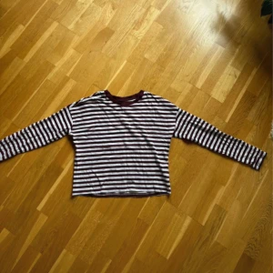 Randig långärmad tröja från H&M - Säljer en långärmad tröja från H&M. Tröjan är vinrött och vit. Modellen är croppad och har e avslappnad passform, perfekt till jeans. Är storlek 170 men passar som en xs/s