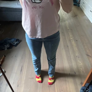 blå jeans  - blåa jeans som är raka i benen 