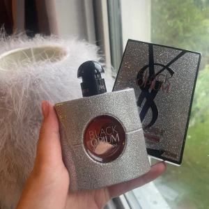 Ysl black opium parfym - Säljer nu denna oanvända parfymen då jag känner att det inte är min doft. Ordpris ligger mellan 1050kr men mitt pris 600kr. ❤️