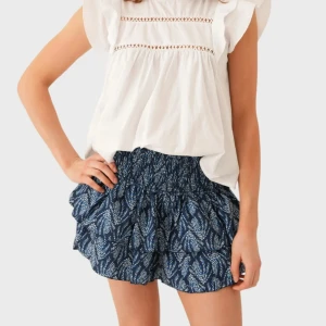 Kjol från meet me there💞 - Säljer min söta kjol från meet me there som jag köpte förra året. Köpte för 400 kr.  Den har aldrig kommit till användning så väldigt bra skick💞 