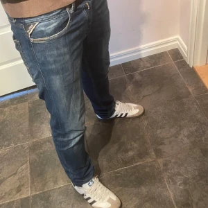 Replay jeans - Säljer dessa Replay jeans, modell Grover och i storlek 32. Hör av er vid mer frågor eller bilder pris kan diskuteras.